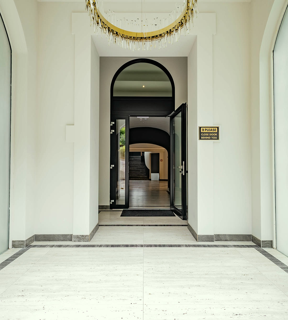 Flur im Obergeschoss mit hohem Rundbogen und Wandspiegel