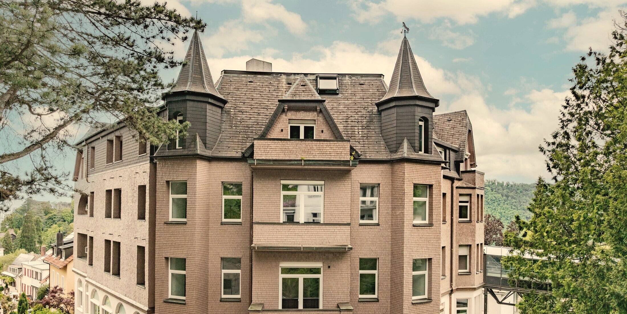 Das sanierte Jugendstil-Haus mit Türmchen und Erkern, erhöht über Badenweiler im Grünen