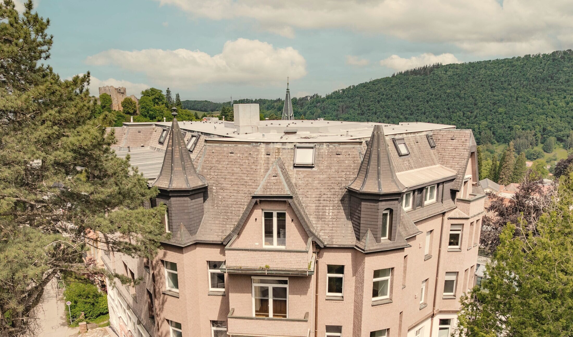 Blick über Badenweiler und das bewaldete Hügelland vom Standort des Hauses